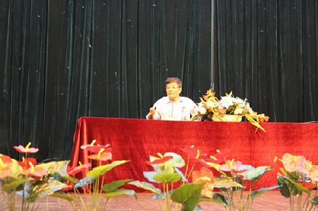 杨教授侃侃而谈 杨教授侃侃而谈