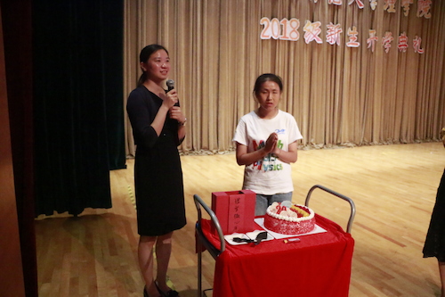 为同学庆祝生日