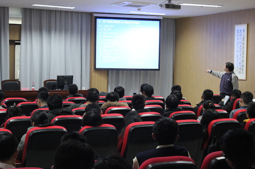 戴建辉老师给同学们介绍专业知识5