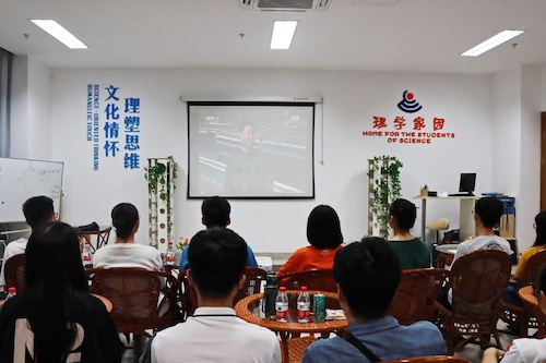 sm调教
学子正在观看庆祝新中国成立70周年阅兵仪式