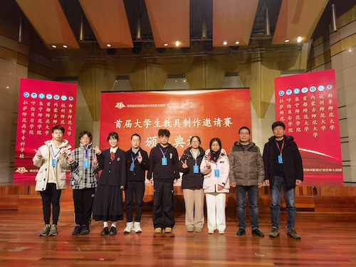 图一 赛事获奖同学与sm调教
评委合影